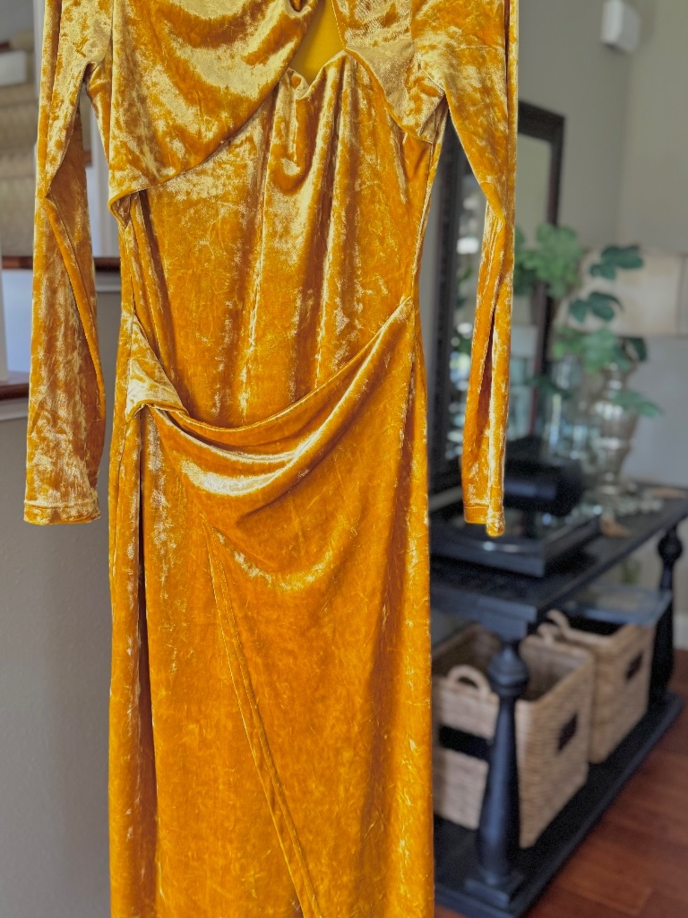 Significant Other Narin gold Velvet Long Sleeve Dress sz 8 - Picture 5 of 7